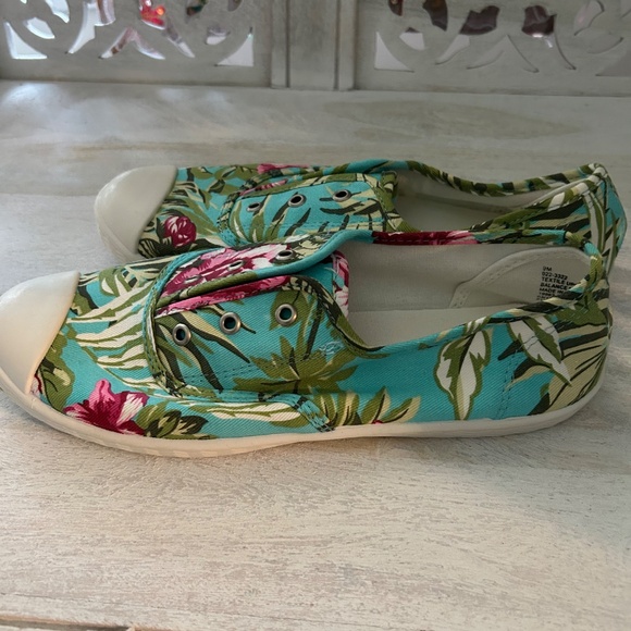 NWT Arizona Jeans Lacy Shoe Canvas Floral Sneaker Slip In Pink, Blue, Green Sz 9 - Picture 7 of 10